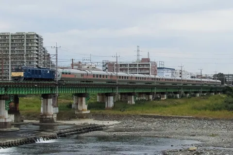 橋を渡る列車、水辺の風景