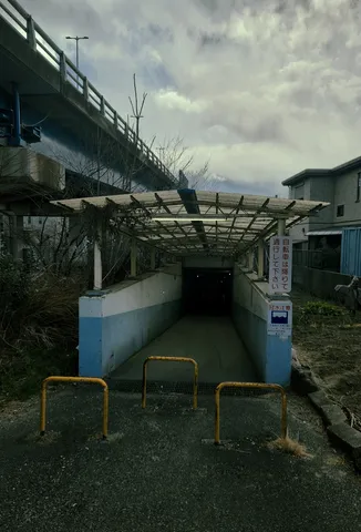 自転車を降りて進む道