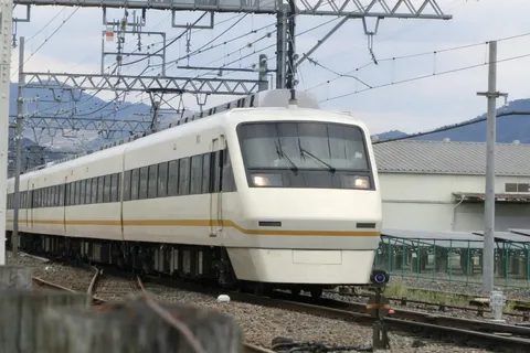 白い車両と架線の情景