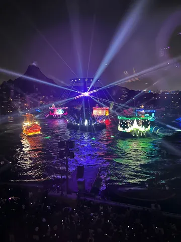 水面に輝く幻想的な光のショー