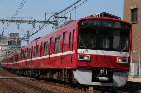 鮮烈な赤、進む先へ