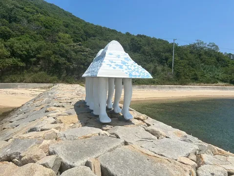 海辺の奇妙なオブジェ