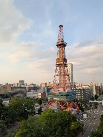都会の空にそびえるランドマーク