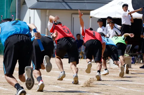 土埃と躍動の瞬間
