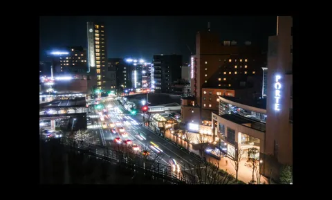 都市の鼓動、夜の交差点