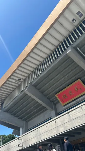 空とコンクリの直線美