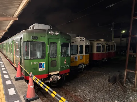 夜の駅に佇む、懐かしい列車の群れ