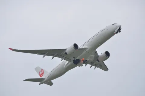 空へと旅立つJAL機