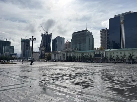 雨上がりの広場と都会の景色
