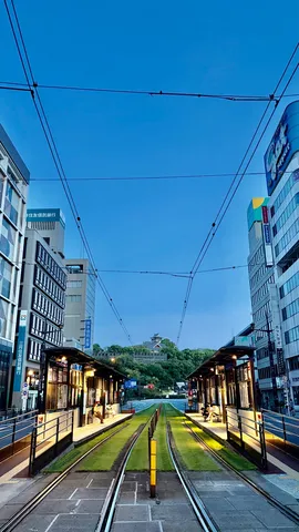 線路の先に浮かぶ城
