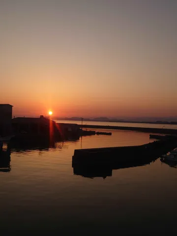夕暮れの港で静けさを拾う