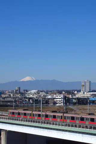 都会を走る電車と富士山