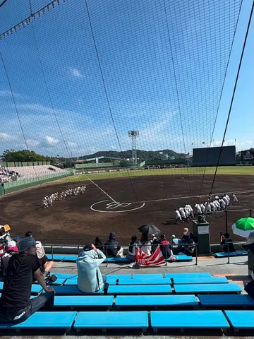 青空と整列する野球部
