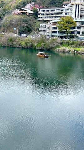 川下りの風情と山の新緑