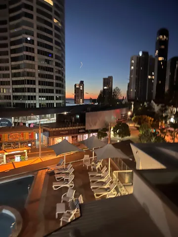 都会の夜景、リゾートの休息
