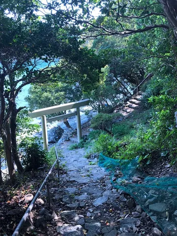 緑に包まれる海辺の鳥居道