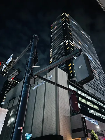 夜の高層と街灯の余韻