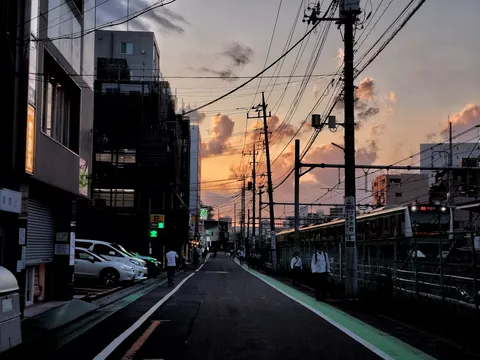 夕暮れを走る街の余韻