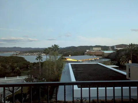 水面と山並みが広がる夕景