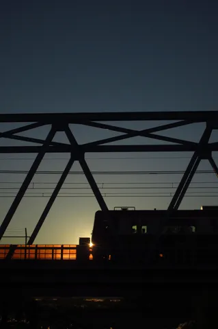 夕暮れの鉄路を駆ける光