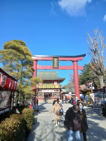 晴れやかな空と赤提灯のコントラスト