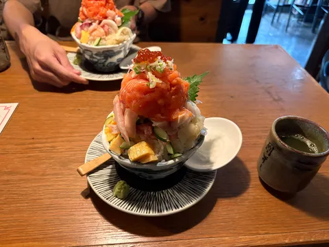 海の恵み、彩り豊かな海鮮丼