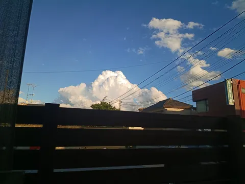 青空と白雲の午後風景