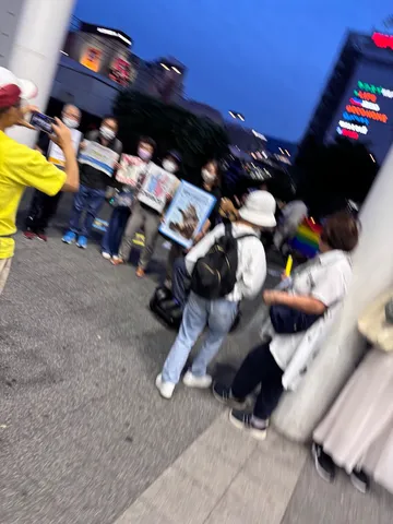 夜空の下、想いを掲げる人々
