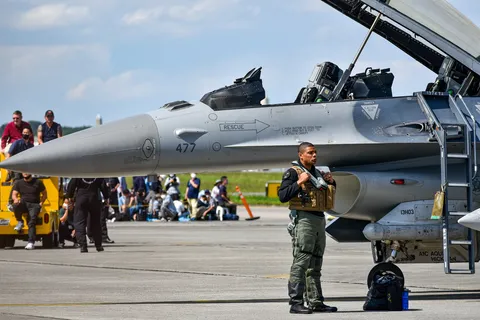 青空の下、戦闘機とパイロットの静かな時間