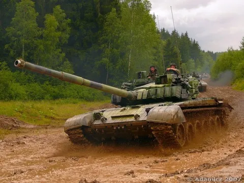 泥しぶき上げる戦車隊