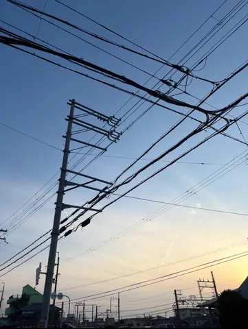 電線ジャングルと空のグラデーション