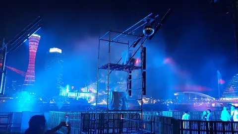 都会の夜空を彩る光のシンフォニー