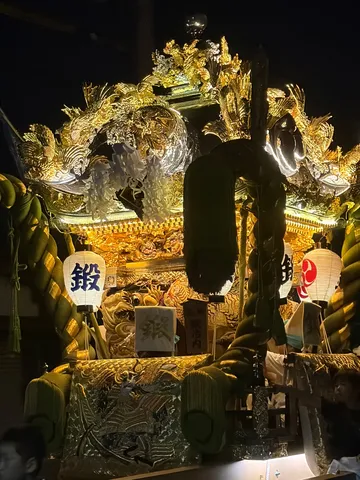 金彩の竜が彩る夜祭り