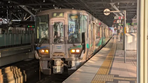 夕暮れの旅路を告げる電車