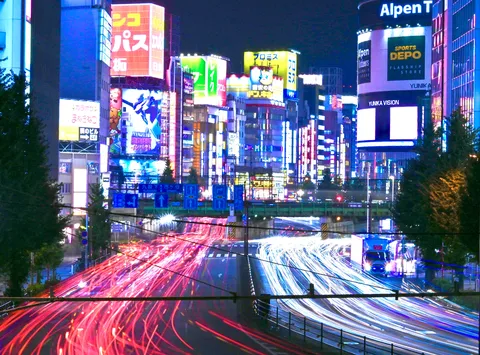 ネオンの疾走、夜を彩る光の軌跡