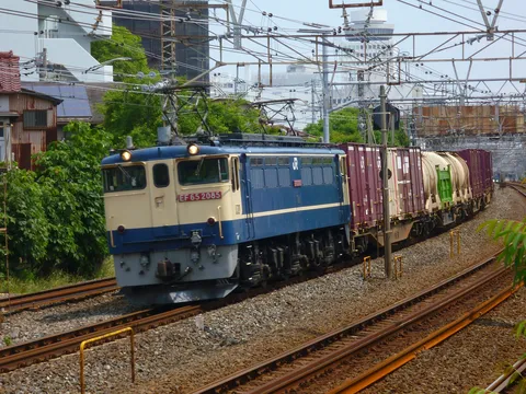 青い機関車と貨物列車