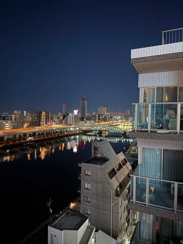 夜景と水面が紡ぐ都市の静けさ