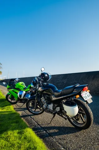 青空に並ぶ二台の相棒