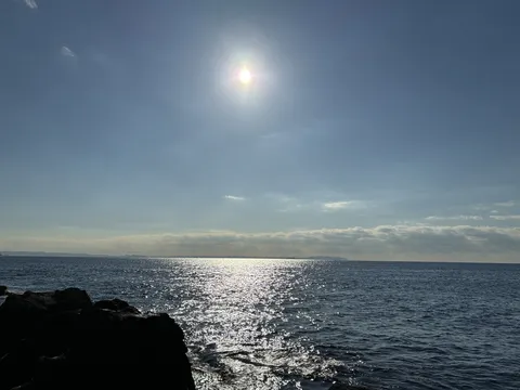 太陽と青い海のコントラスト