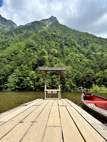 湖畔の静寂、山の緑、そして舟