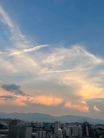 空と街並みのコントラスト