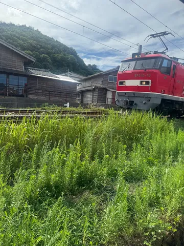 静寂を切り裂く、赤き疾走