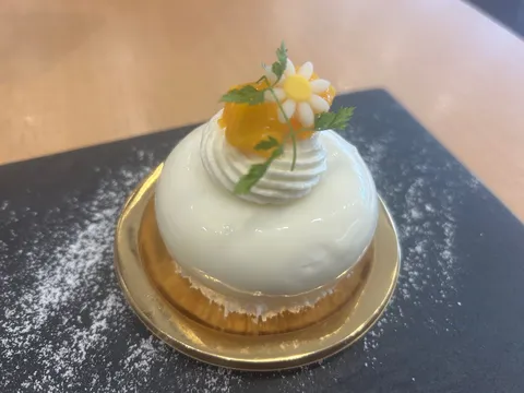白いデコレーションケーキとお砂糖