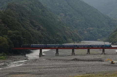 山間を走る青い列車