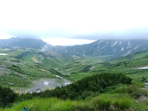 雲間からのぞく山々の緑
