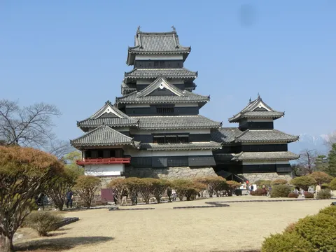 黒と白のコントラスト、黒い城の威厳