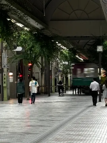 夜のアーケード、静かな散歩道