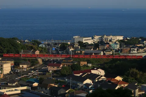 青い海と赤い列車