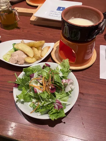 温かい食事と彩り豊かなサラダ