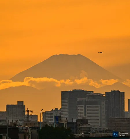 夕焼けに染まる街と富士山
